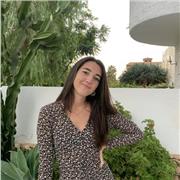 Maestra imparte clases de inglés y primaria